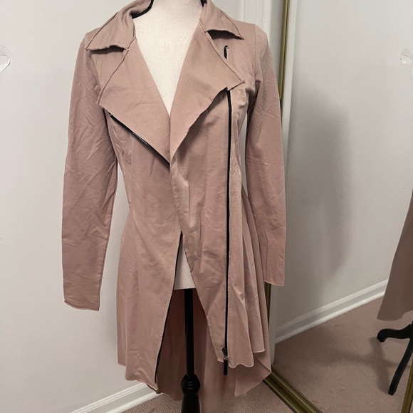 Cardinal with long back - Picture 4 of 5